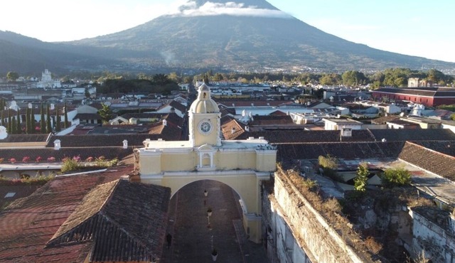 LOCATION, LOCATION, LOCATION! 18th Century Colonial house in Antigua Guatemala