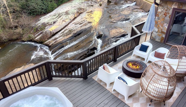 Lodge on the Waterfall! in Walhalla