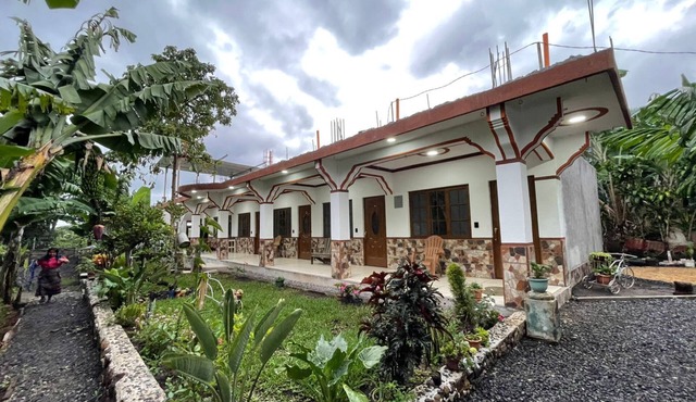 Lodging with a green area in downtown San Juan La Laguna
