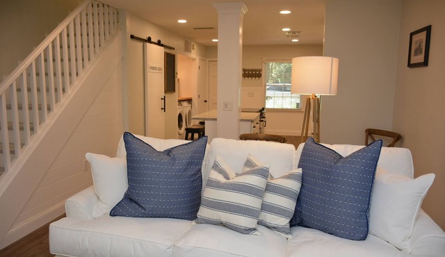 Lovely Renovated 2BR Haile Village Townhouse: King Bed,Stocked Kitchen,WIFI,Deck in Gainesville