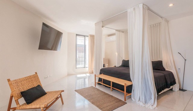 Lush getaway with bathtub + pool in Historic Center | Centro