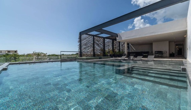Lux 2BR w/Rooftop Pool + Close to Beach