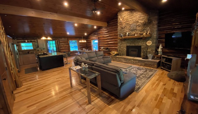 Luxe Logs - your perfect Adirondack Getaway! in North Creek