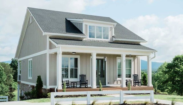 Luxurious 2 level Cottage on Winery Property in Dahlonega