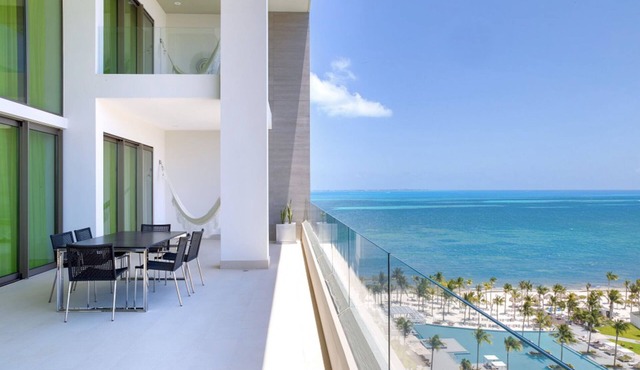 Luxurious 3 Bedroom Penthouse right on the beach of Cancun!