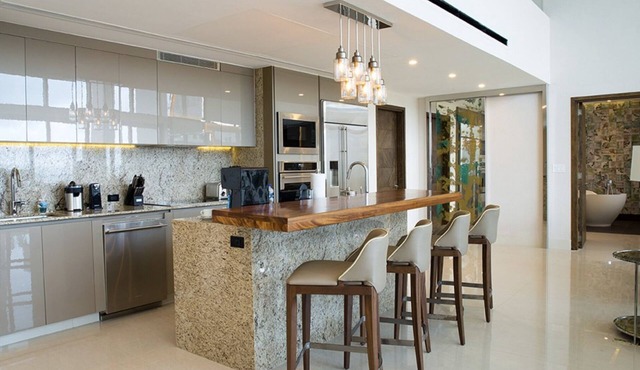 Luxurious 4 Bedroom Penthouse Loft right on the beach of Cancun!