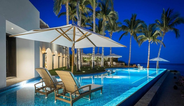 Luxurious 7 BR Beachfront Casa Oliver w/WiFi, Pool, Home Theatre, Gym + More!