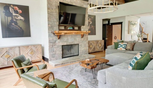 Luxurious Lake Front Estate, Sleeps 20 with Game Room and dock, pet friendly. in Appling