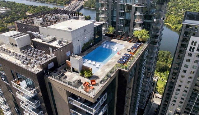 Luxury 1BR Austin Texas - Rooftop Pool & Gym in Austin