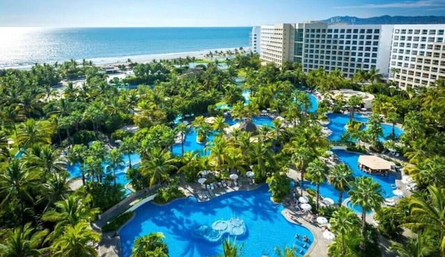 Luxury 2-bedroom hotel suites in charming Nuevo Vallarta with WiFi, AC
