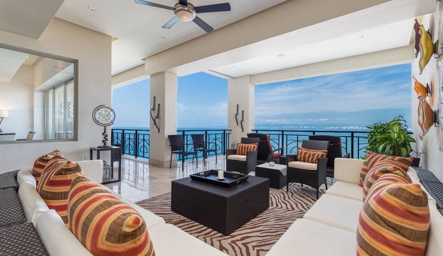 Luxury, Amazing Views! Front and Centre Romantic Z