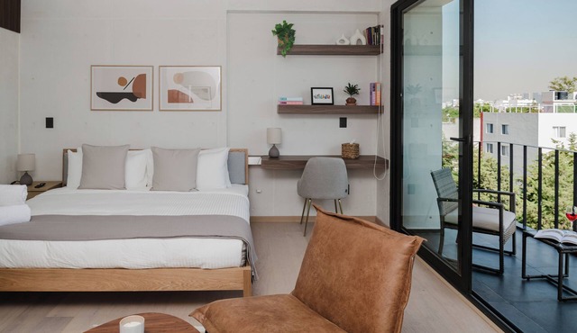 Luxury and comfort in the heart of Roma Sur. Modern loft with king-size bed, Smart TV, fast WiFi, beautiful balcony and fully equipped kitchen. Perfect for professionals and travelers seeking for a great experience.