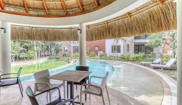 Luxury apartment in a new complex w/WiFi, AC & shared pools/hot tubs/kayaks