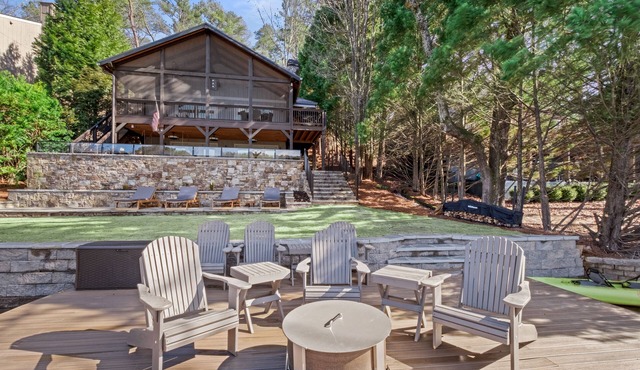 Luxury Lakefront Retreat with Hot Tub Arcade/Neighborhood Golf Course and Hiking in Waleska