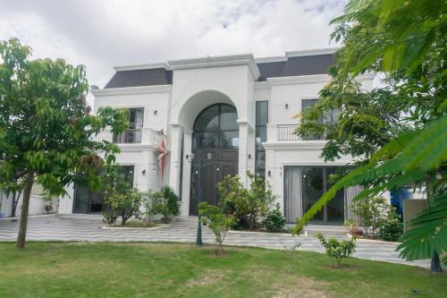 Luxury Mi-a Villa LaGi 4pn, huge salted pool, outdoor bbq and kara, up to 20