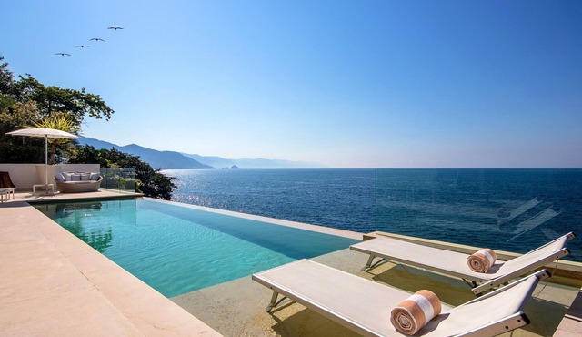 Luxury ocean front property, enjoy of the top Villa in the Bay , staff & pool !