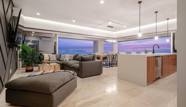 Luxury Oceanfront 4 BD Condo, 8 pools & rooftop! 4BD Condo for rent in North Hot