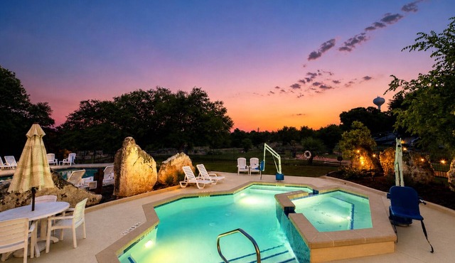 Luxury tiny cabin Pool & Hot tub minutes from Lake Travis and Lake Austin in Austin