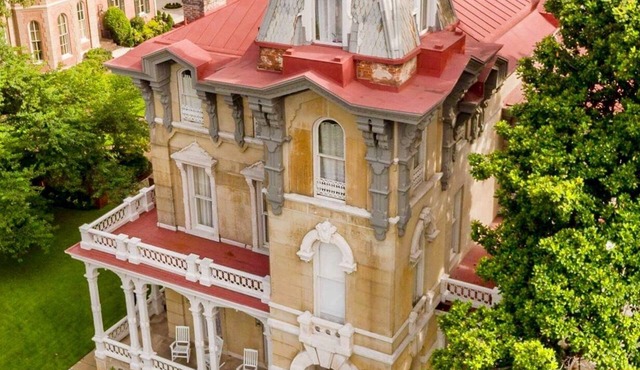 Luxury victorian home with private parking and courtyard in Memphis