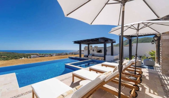 Luxury Villa, Infinity Pool & Ocean Horizon
