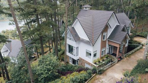 Luxury villas Tuyen lam lake view