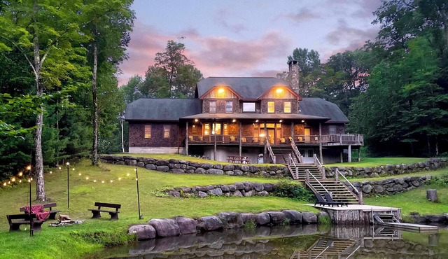 Luxury Waterfront Retreat Treehouse, Hot Tub & Fireplace in Minerva