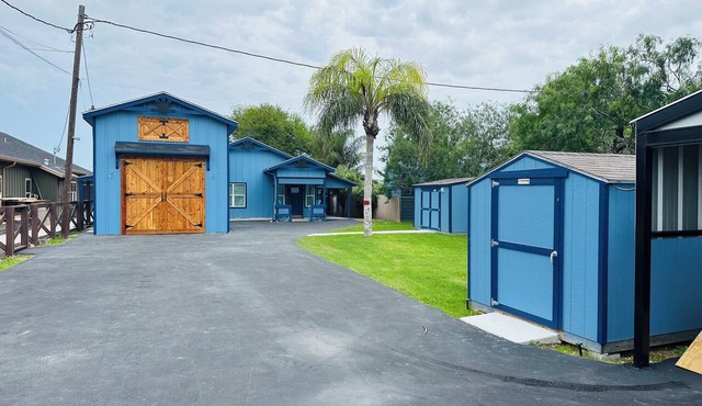 Marina’s Cozy Cottage. Family friendly with cold AC in summer and warm winters!