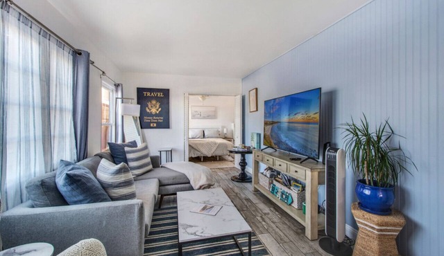 MB Gem Lower - Steps To The Beach, Ocean Breeze in Manhattan Beach