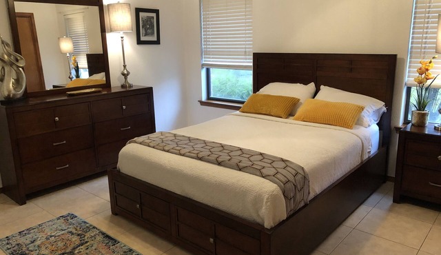 Med District & Airport, King Bed, large rooms @ 6244