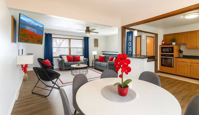 Midwest Haven- Spacious, Family Home, Near Airport in Kansas City