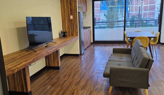 Modern 2-Bed Apartment with Balcony & Travel Advisor