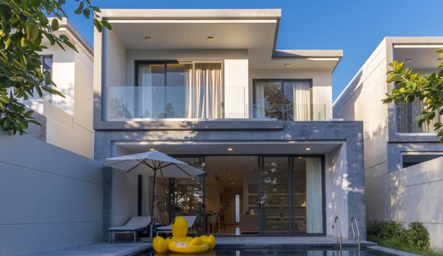 Modern 4 BR villa-golf view for family in Da Nang