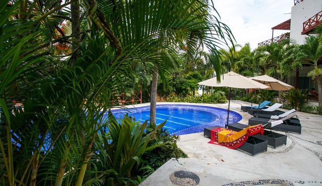 Modern & elegant condo,a few steps to the beach, great vistas!