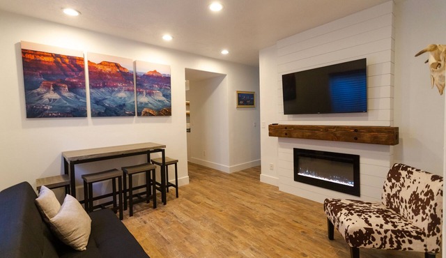 Modern guest suite, central location in SLC valley in Draper