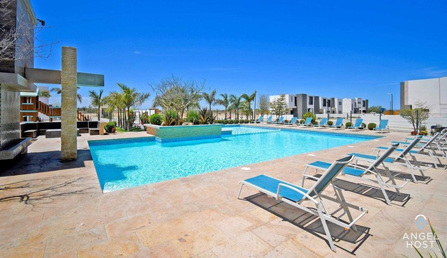Modern Haven: Pool, BBQ, 15mins to Downtown La Paz
