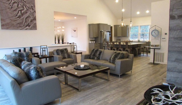 Modern Luxury Mountain Lakside Getaway on Lake Glenville, NC in Cullowhee