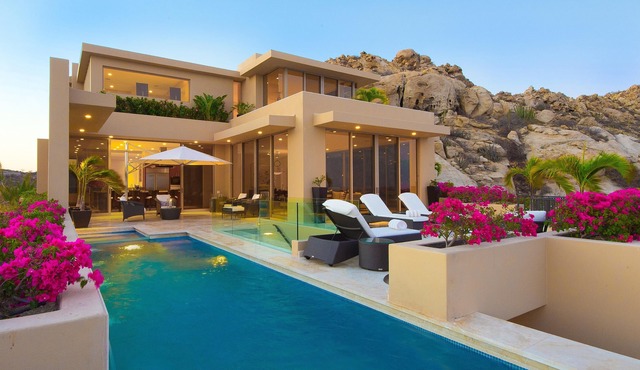 Modern Pedregal Family Villa w/Heated Pool, Hot Tub & Ocean Views