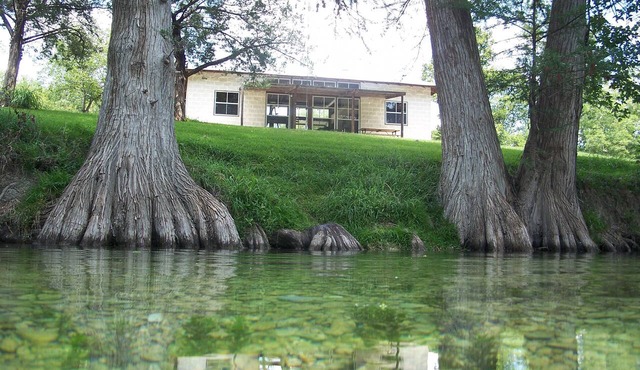 Modern Rustic Cabin on the Sabinal River. Close to Garner and Lost Maples! in Utopia