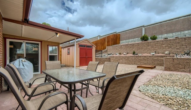 Modern & Spacious - 5 King Beds With Private Backyard Oasis & Sunroom in Arvada