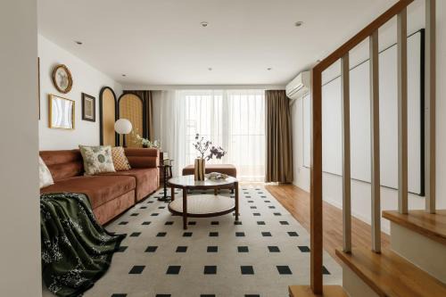 Mu En Apartment Retro 2-Bedroom - 15min drive to Disney & SNIEC Near Metro Line 13