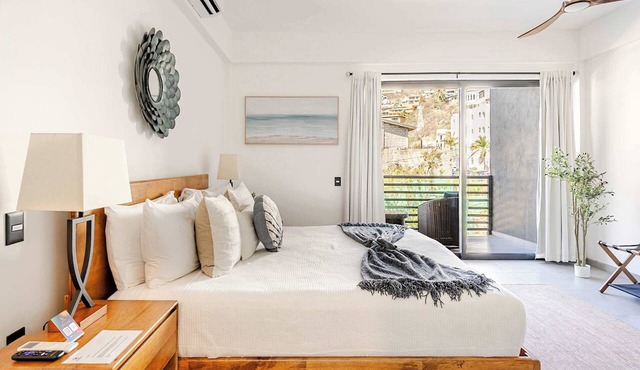 🔥 NEW Listing | Walk to Marina & Downtown Cabo | King Bed