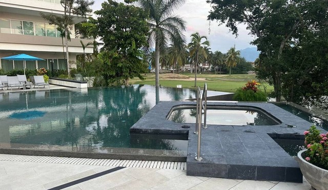 New Luxurious 2-Bed Condo Sleeps 4, 8 minute walk to the Marina