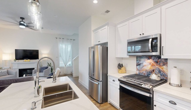 New townhome next to Eagle Point Golf Course, with grill, patio, and WiFi in Eagle Point