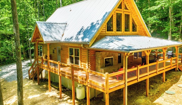 Newly Built, Secluded Log Cabin. 15 min to Downtown. Hot Tub. in Chattanooga