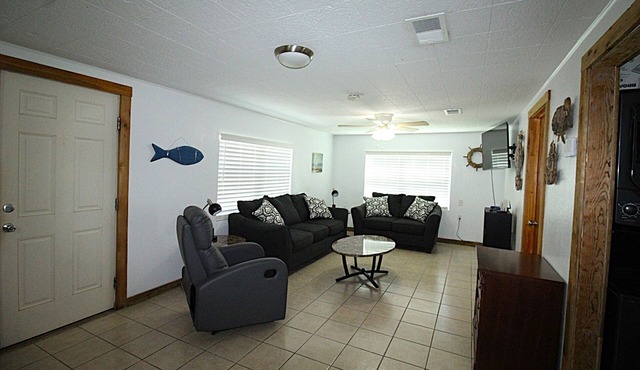 Newly remodeled 2 BR/1BA with 1 King and 2 Twins in Port Mansfield