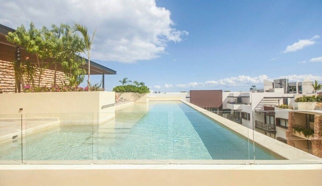 Oasis Studio w/Gym, Rooftop Pool, and City Views