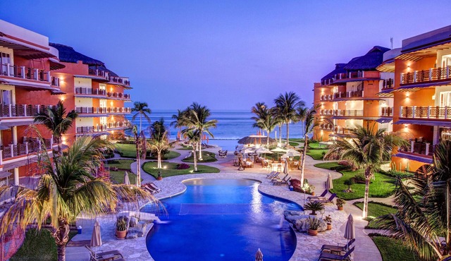 Ocean Front 4 Bedroom Penthouse with Resort Amenities Overlooking the Pacific!