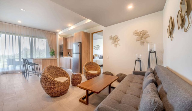 Ocean View 2BR w Rooftop Pool 200m to Beach