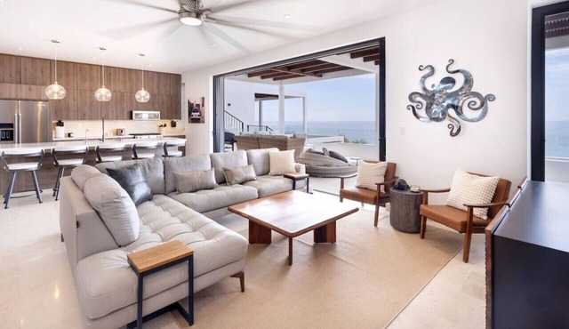 Oceanfront 2BR Condo Panoramic Pacific Views in Los Cerritos