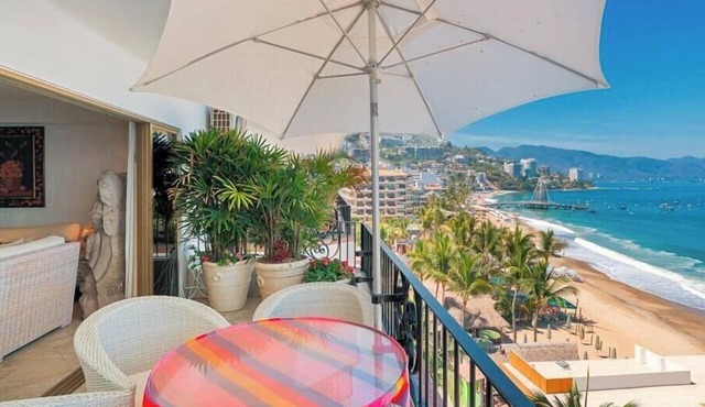 Oceanfront 2BR/2BA in Zona Romántica with pool